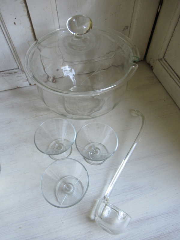 grote oude bowlkom met deksel, lepel en glazen - Afbeelding 2