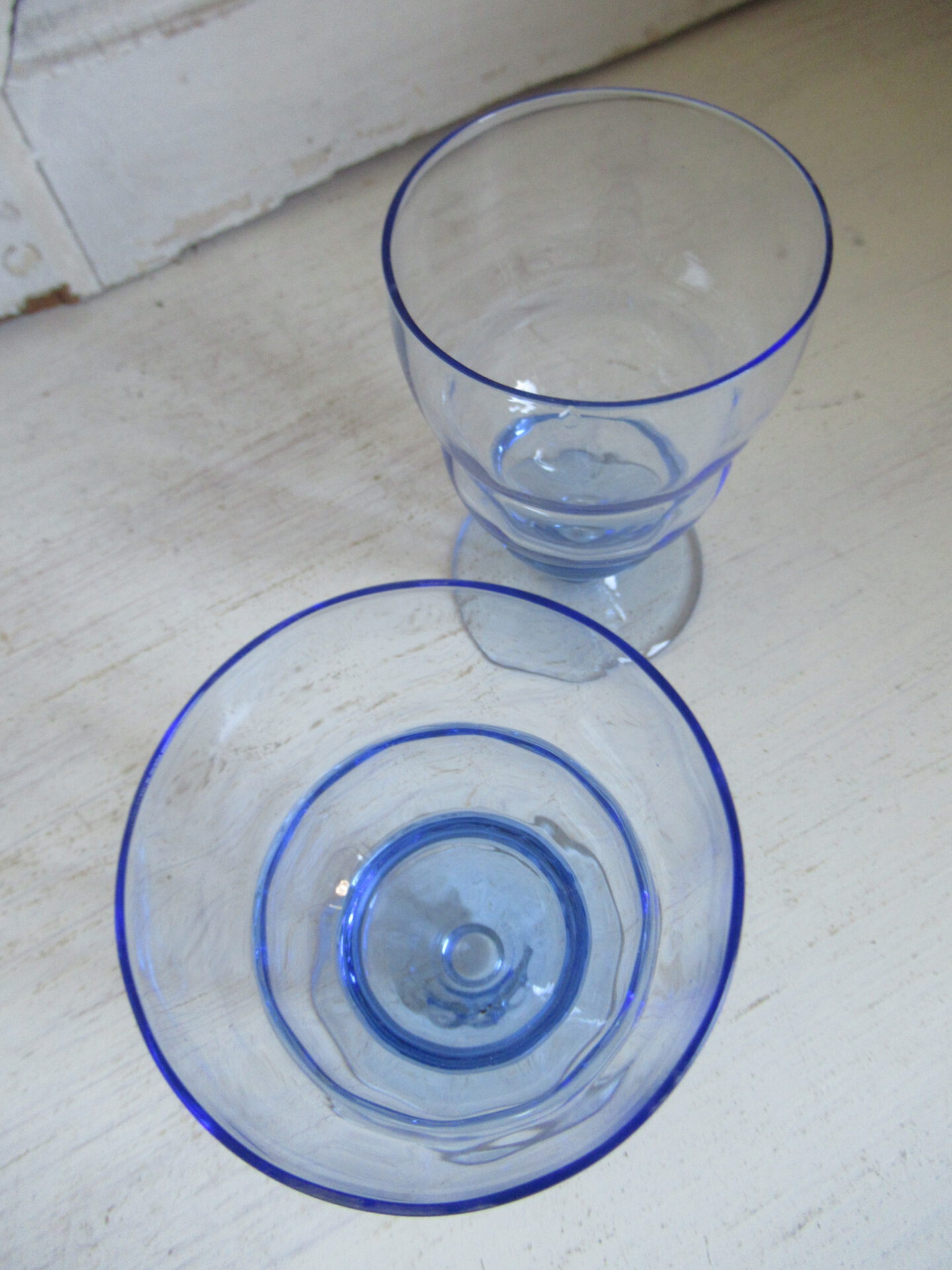2 oude Franse glazen - Bricbracbrocante - Heerlijk struinen tussen oude