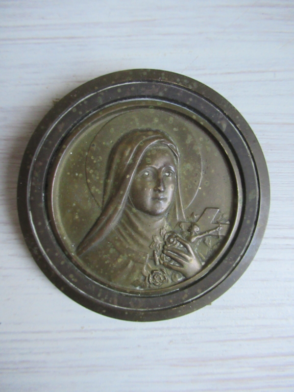 oude medaillon op pootje, Teresa - Afbeelding 2